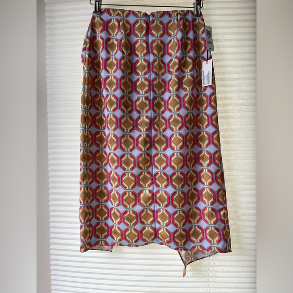 Stylish Babaton mock wrap skirt. Size 2, vibrant, lightweight & breezy. - Picture 3 of 9